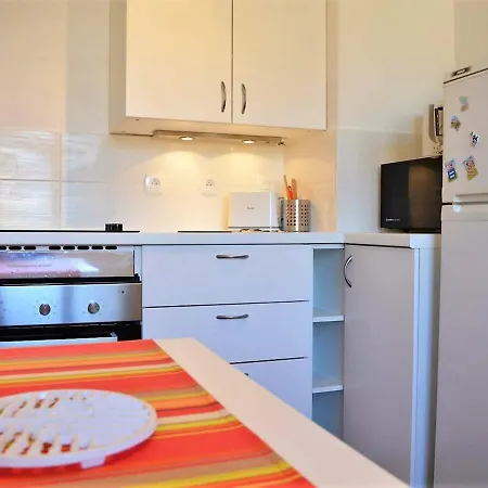 Appartamento 2 Pieces Avec Piscine Et Parking A 2 Pas De La Au Lavandou - Fr-1-251-384 *