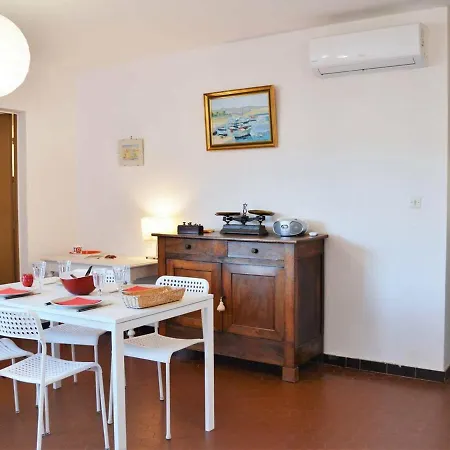 2 Pieces Avec Piscine Et Parking A 2 Pas De La Au Lavandou - Fr-1-251-384 *