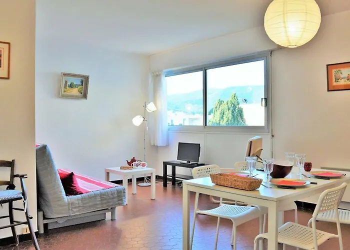 2 Pieces Avec Piscine Et Parking A 2 Pas De La Au Lavandou - Fr-1-251-384 * Le Lavandou