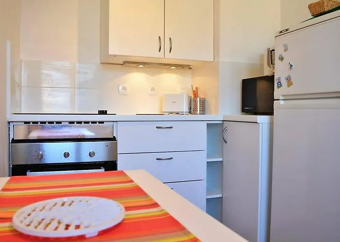 Apartmán 2 Pieces Avec Piscine Et Parking A 2 Pas De La Au Lavandou - Fr-1-251-384 *