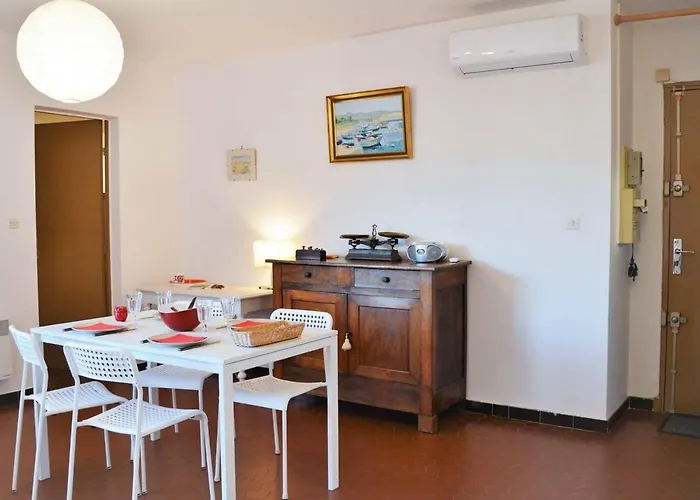 2 Pieces Avec Piscine Et Parking A 2 Pas De La Au Lavandou - Fr-1-251-384 *