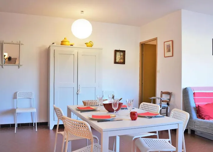 2 Pieces Avec Piscine Et Parking A 2 Pas De La Au Lavandou - Fr-1-251-384